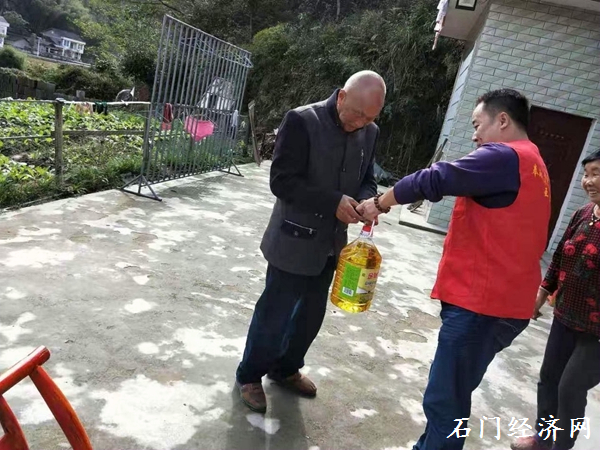 近日,石门县住建局志愿者前往太平镇梅子垭村,对本村深度贫困户